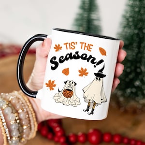Taza de Halloween / Regalo espeluznante para ella / Perro fantasma llevando taza de café de calabaza / Regalo de Halloween / Dibujos animados retro / Vibraciones de otoño / Niño Niña Black