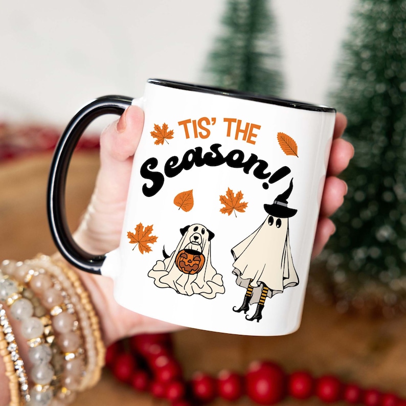 Taza de Halloween / Regalo espeluznante para ella / Perro fantasma llevando taza de café de calabaza / Regalo de Halloween / Dibujos animados retro / Vibraciones de otoño / Niño Niña Black