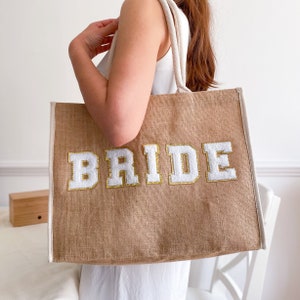 Bolso tote de novia con letras blancas con adornos dorados / Regalo de compromiso de despedida de soltera / Novia para ser Sra. Boda / Despedida de soltera Bolsa de playa de yute de luna de miel