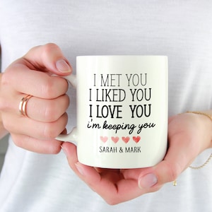 Personalisierte Valentinstag Tasse mit Namen des Paares / I met you I liked you I love you I love you I&#39;m keeping you / Geschenk für Sie Ihn Mann Frau