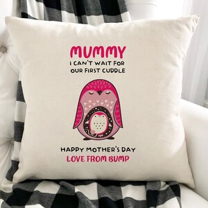 No puedo esperar a nuestro primer cojín de abrazo / Regalo de amor de la protuberancia / Almohada / Primer regalo del Día de la Madre / Nueva mamá / 1ª mamá Animal preñado