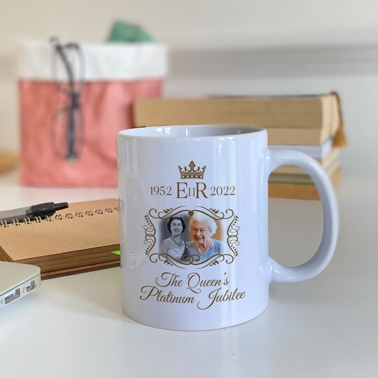 Disover Queen Elizabeth Platinum Jubilee 1952-2022 Mug