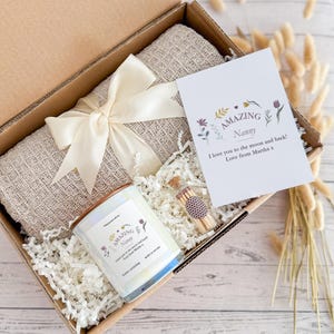 Coffret cadeau douillet personnalisé avec couverture Bougie assortie à un pot Carte-cadeau pour nounou Fête des Mères Anniversaire de grand-mère Noël Grand-mère Lavande