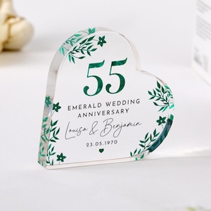Könnte beinhalten: Ein durchsichtiger, herzförmiger Acryl-Briefbeschwerer mit grünem Blumendesign und dem Text "55 Smaragd-Hochzeitstag Louisa & Benjamin 23.05.1970".