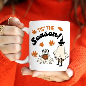 Taza de Halloween / Regalo espeluznante para ella / Perro fantasma llevando taza de café de calabaza / Regalo de Halloween / Dibujos animados retro / Vibraciones de otoño / Niño Niña imagen 5