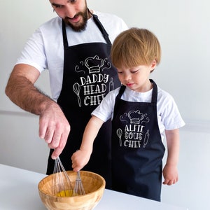 Joli tablier assorti avec noms / Chef personnalisé sous-chef / Cadeau d’anniversaire de Noël pour papa enfant / Papa fils fille