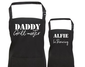 Passender Grillmeister Papa und Sohn oder Tochter Schürze / Papa Grillmeister, Kind in Ausbildung / Vatertagsgeschenk für Papa / Weihnachtsgeschenk