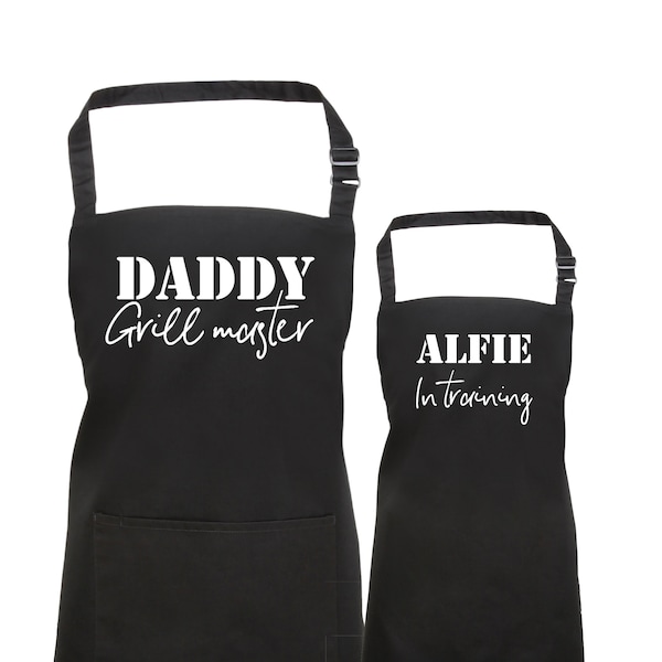 Passender Grillmeister Papa und Sohn oder Tochter Schürze / Papa Grillmeister, Kind in Ausbildung / Vatertagsgeschenk für Papa / Weihnachtsgeschenk