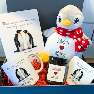 Paar cadeau set / Gepersonaliseerde romantische Valentijnsdag cadeau met namen / Liefdeskaart mok kaarsen onderzetter speelgoed / Je bent mijn pinguïn / Teddy