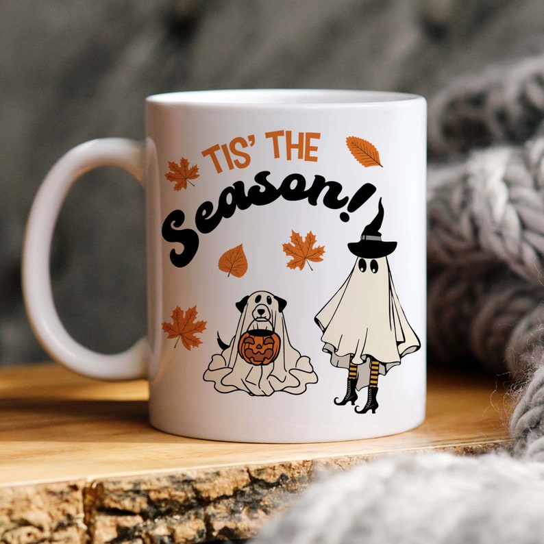 Taza de Halloween / Regalo espeluznante para ella / Perro fantasma llevando taza de café de calabaza / Regalo de Halloween / Dibujos animados retro / Vibraciones de otoño / Niño Niña imagen 3
