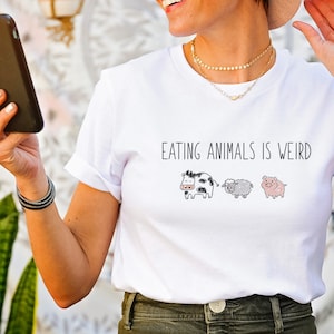 T-shirt végétalien / C&#39;est bizarre de manger des animaux / Taille unisexe / Cadeau végétalien / T-shirt végétalien mignon / Haut végétarien / Cadeau d&#39;anniversaire pour un ami végétalien
