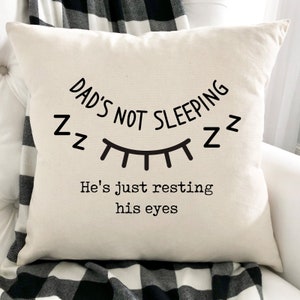 Cojín Papá no duerme / Regalo para papá / Regalo del Día del Padre / Cumpleaños de papá / Regalo de Navidad para papá / Funda de almohada cuadrada o con interior