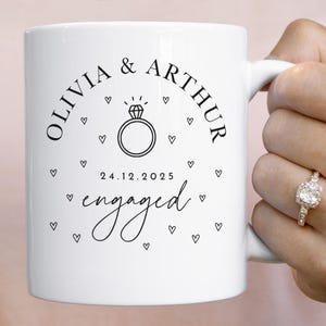 名前と日付が入ったパーソナライズされた婚約マグカップ。婚約カップルへのギフト。婚約者または婚約者への記念品コーヒーカップ。独身パーティー、ブライダルシャワーギフト。