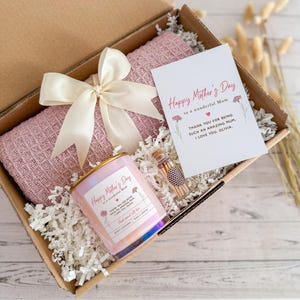 Set de regalo acogedor personalizado con manta, vela, mini cerillas, tarro y tarjeta. Regalo para el Día de la Madre para mamá. Caja de regalo Hygge. Regalo para mamá. Lavanda.