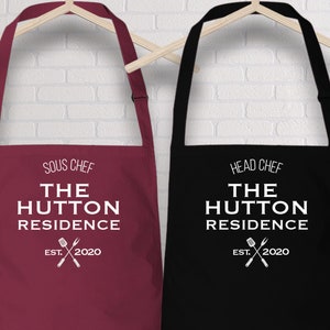 Gepersonaliseerde chef-kok en sous chef-kok schorten met est datum / SET VAN 2 / Kerstcadeau / Keuken schort voor vrouwen en voor mannen / Housewarming