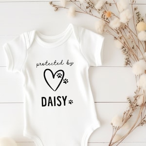 Protegido por mascota traje de bebé hermano Dueño de perro o gato Nuevo regalo de bebé o para que los padres sean dueños de gatos Protegido por chaleco de bebé Regalo de baby shower