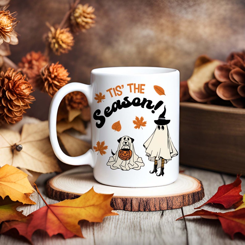 Taza de Halloween / Regalo espeluznante para ella / Perro fantasma llevando taza de café de calabaza / Regalo de Halloween / Dibujos animados retro / Vibraciones de otoño / Niño Niña White