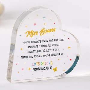 Könnte beinhalten: Ein herzförmiger Acrylblock mit der Aufschrift "Miss Evans" in goldener Schrift. Der Block enthält eine Dankesbotschaft und ist mit bunten Sternen und Herzen verziert. Ein liebevolles Geschenk.