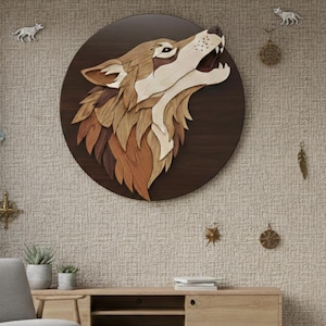Peut inclure: Une œuvre d'art murale en bois représentant un loup hurlant, fabriquée à partir de différentes nuances de bois. Le loup est placé sur un fond circulaire brun foncé. Des boussoles décoratives et de petites figurines de loups ornent le mur texturé, créant un thème rustique.