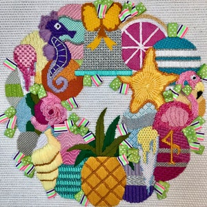 Puede incluir: Un diseño de punto de aguja colorido con una piña, una estrella de mar, un flamenco, una concha, un caballito de mar y un limón. El diseño está rodeado de lazos de cinta verde y rosa.