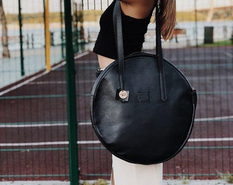 Black leather bag, simple bag, handmade leather bag, elegant bag, round bag, bag shoulder, round leather bag, shoulder bag, everyday bag