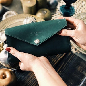 Carteira de couro verde, Carteira de couro feita à mão, Bolsa de couro verde, Carteira verde esmeralda feminina, Bolsa de cartão de crédito, Carteira de botão