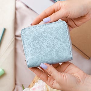 Cartera minimalista de piel con cremallera para mujer elaborada por Italian Leather.