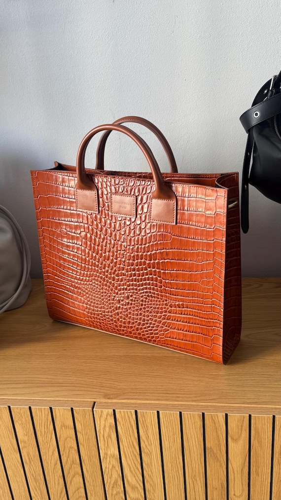 Luxury Crocodile-embossed Brown Leather Tote Bag - Durable  display picture 1