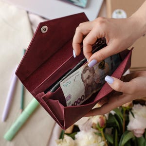 Cartera tipo sobre de piel auténtica color burdeos: cartera minimalista fina hecha a mano, cartera larga para mujer y regalo personalizado.