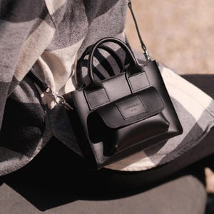 Kleine Umhängetasche aus Leder in Schwarz für Damen