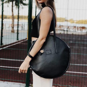 Handmade Round Black Leather Shoulder Bag: Elegant Everyday Purse