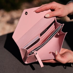 Cartera larga de cuero grabado, Cartera minimalista rosa, Cartera moderna hecha a mano, Cartera delgada