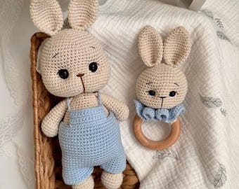 Coelho de pelúcia feito à mão em crochê, coelho amigurumi com macacão azul, decoração neutra para quarto de bebê.