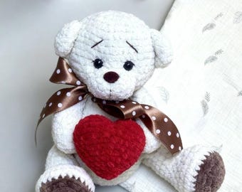 Urso de crochê feito à mão com coração, brinquedo de pelúcia amigurumi, decoração para quarto de bebê
