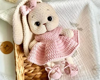 Coelho de crochê feito à mão em amigurumi, coelho bege com macacão azul, decoração para quarto de bebê.