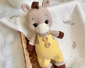 Cavalo de pelúcia feito à mão em crochê, com macacão amarelo, amigurumi de animal de fazenda para decoração de quarto infantil.