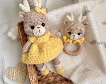 Conjunto de Presente para Bebé com Veado em Crochet, Bichinho de Peluche Amigurumi e Chocalho, Brinquedo Artesanal para Recém-Nascido