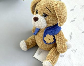 Cachorrinho de crochê feito à mão, amigurumi de colete azul, decoração para quarto de bebê com Golden Retriever.