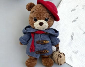 Urso de peluche amigurumi artesanal em estilo boho: um urso de peluche que adora viajar.