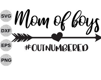 Op de afbeelding: Zwart-wit grafisch ontwerp met de tekst "Mom of boys #OUTNUMBERED". Het ontwerp bevat een pijl met een hart in het midden.