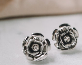 flower shaped earrings. flower stud earrings.