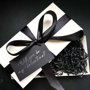 Caja de regalo de lujo en color marfil y negro, caja de cartón color crema de 23 x 12 cm con cinta y etiqueta de nombre personalizada, embalaje de tamaño DL para regalo de boda para novio