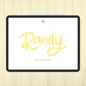 以下が含まれることがあります： 白い背景に黄色い手書きのフォントで「Randy」と書かれたデジタルイラスト。テキストはスタイラスが置かれたタブレットの画面に表示されています。「Procreate Brush」というテキストが「Randy」という単語の下に表示されています。