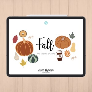 Op de afbeelding: Procreate-stempels met herfstthema met pompoenen, bladeren, eikels, een koffiebeker en een donut. De tekst "Fall Procreate Stamps" wordt weergegeven in zwarte letters. De tekst "cate shaner design & lettering" wordt weergegeven in zwarte letters.