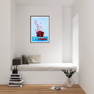 Op de afbeelding: Een ingelijste print van een rood koraalachtig object met roze bloemen en witte veren op een blauwe achtergrond.