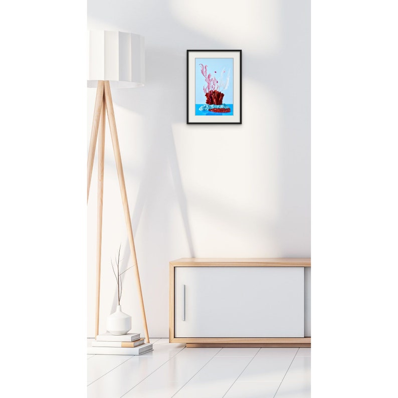 Op de afbeelding: Een ingelijste illustratie van een rood koraalrif met roze en witte koraaltakken en een blauwe achtergrond.