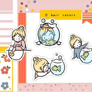 以下が含まれることがあります： 金魚鉢の中で金魚と交流する人物の漫画イラストが描かれたステッカーのコレクション。ステッカーは白い縁取りがあり、ピンクと黄色の背景に配置されています。「8 hair colors」というテキストも表示されています。