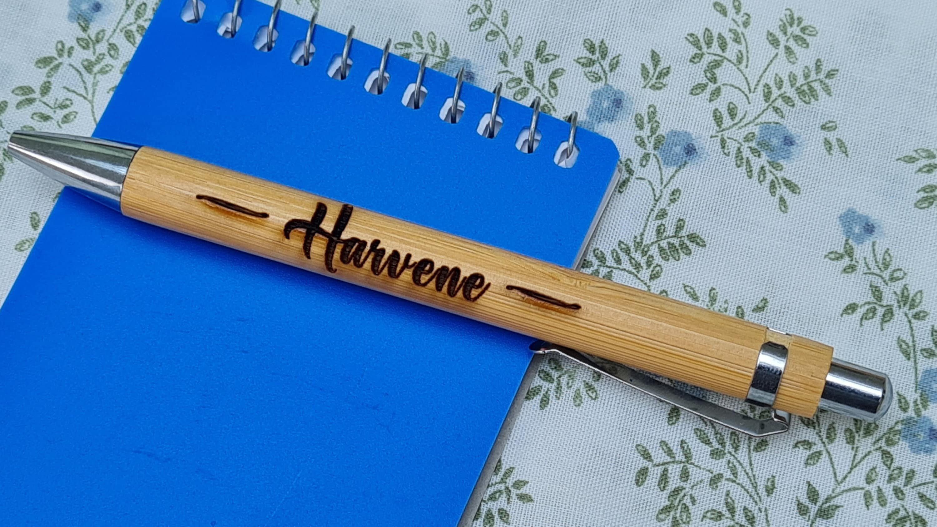 Penna in babù personalizzabile – Testo di 20 caratteri – Inchiostro nero – Punta fine