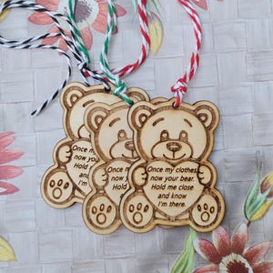 Étiquette souvenir en bois avec ours en souvenir, étiquette d'ours en souvenir, ours fait avec les vêtements d'un être cher, découpée au laser à partir de bois de bouleau, personnalisée de haute qualité