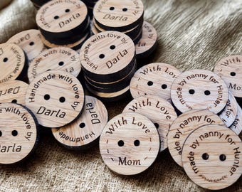 Botones de roble personalizados: grabados con láser para prendas de punto artesanales.